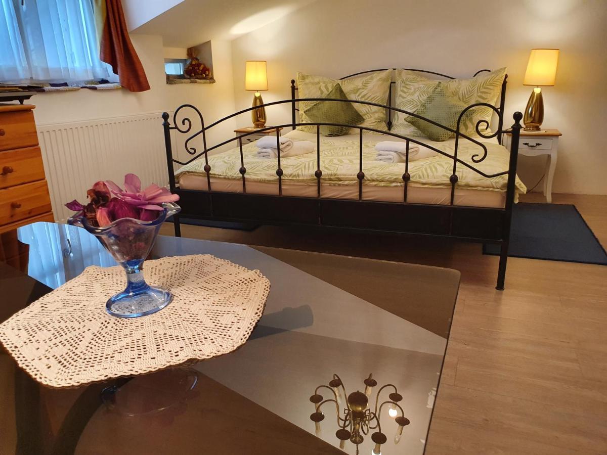 Karmelita Boutique Apartman Sopron Bagian luar foto