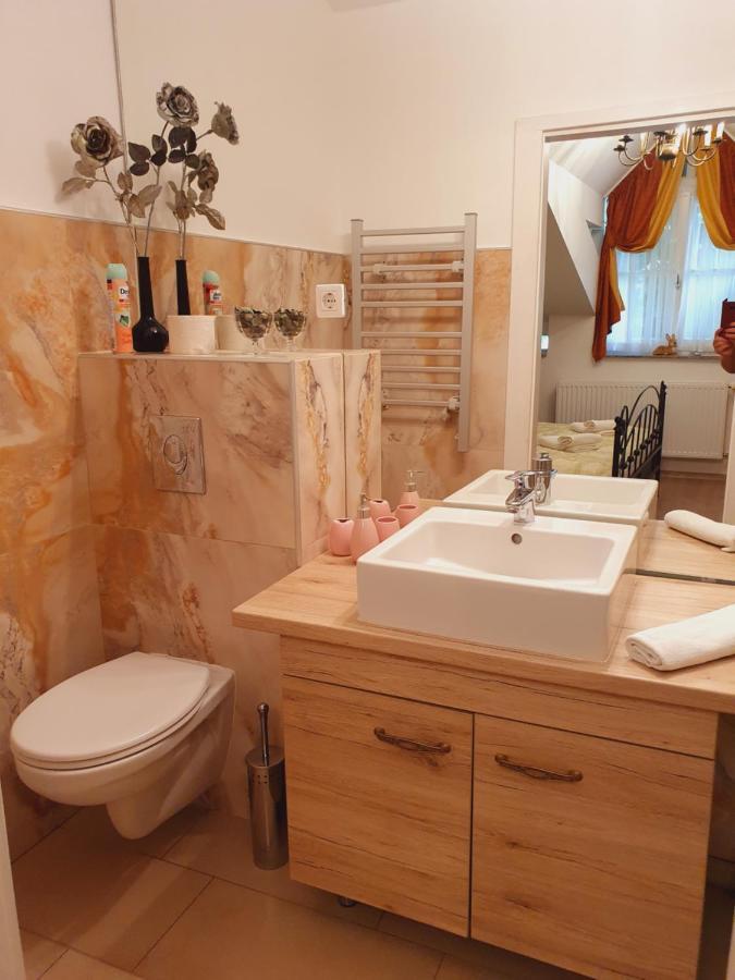 Karmelita Boutique Apartman Sopron Bagian luar foto