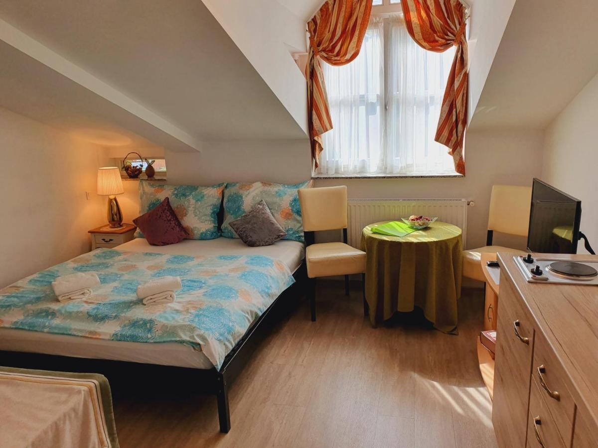 Karmelita Boutique Apartman Sopron Bagian luar foto
