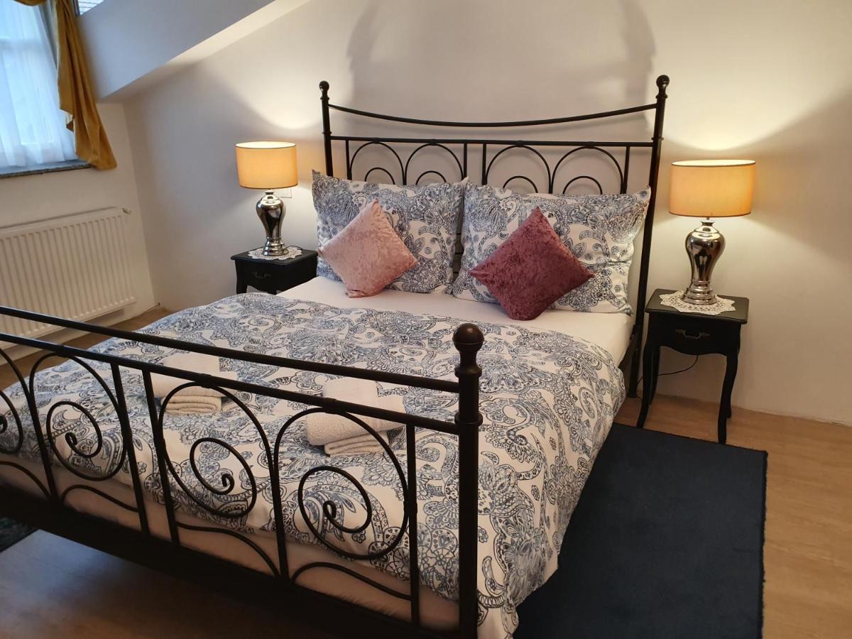 Karmelita Boutique Apartman Sopron Bagian luar foto